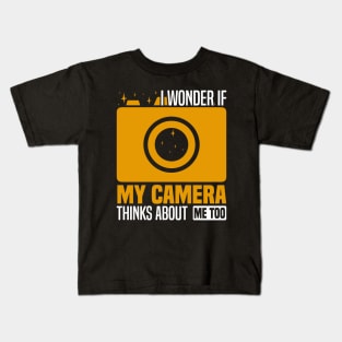 I wonder if my camera thinks about me too, Photography Enthusiast Kids T-Shirt